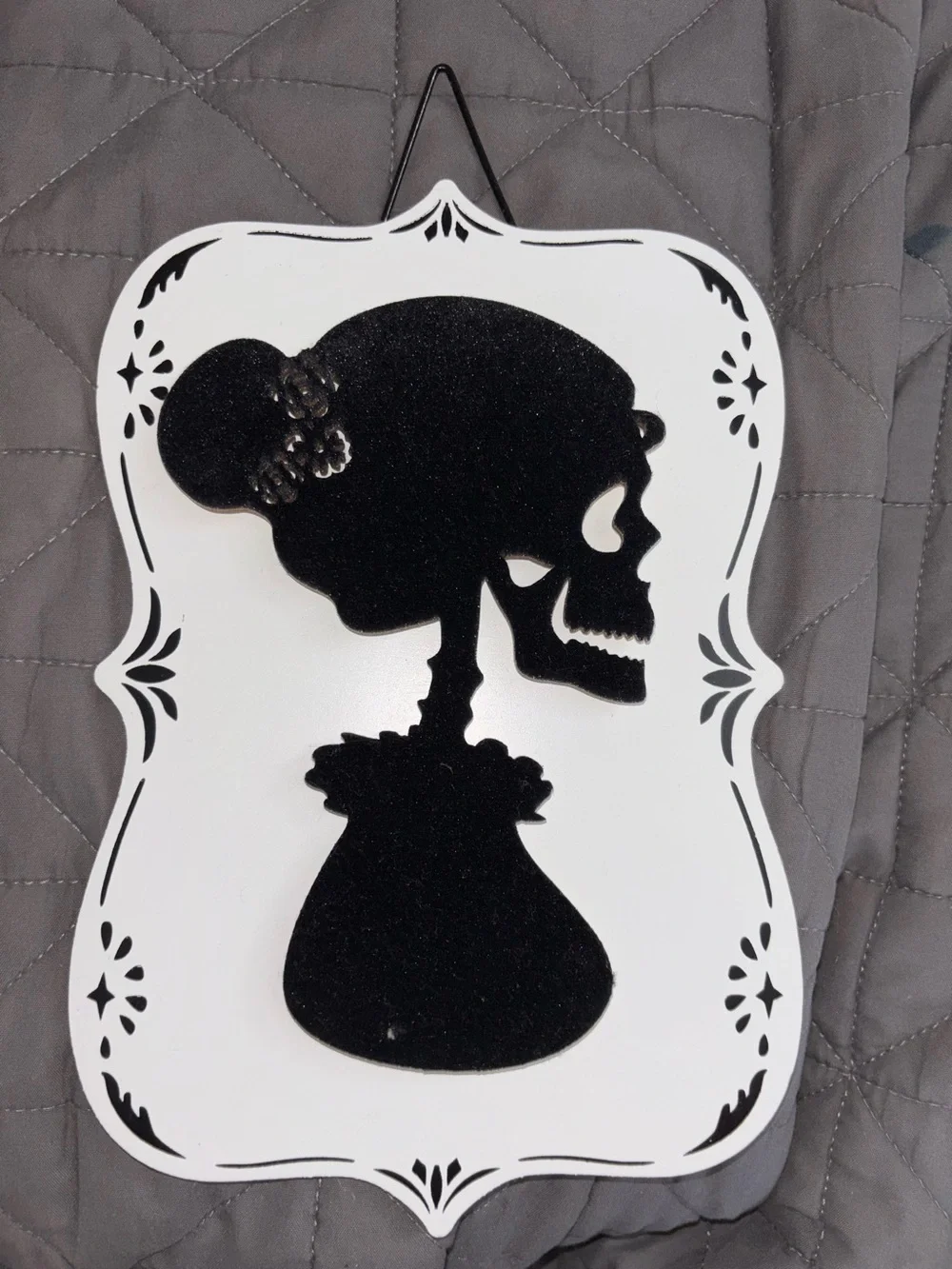 Victorian style skull velvet pictures (NWT)